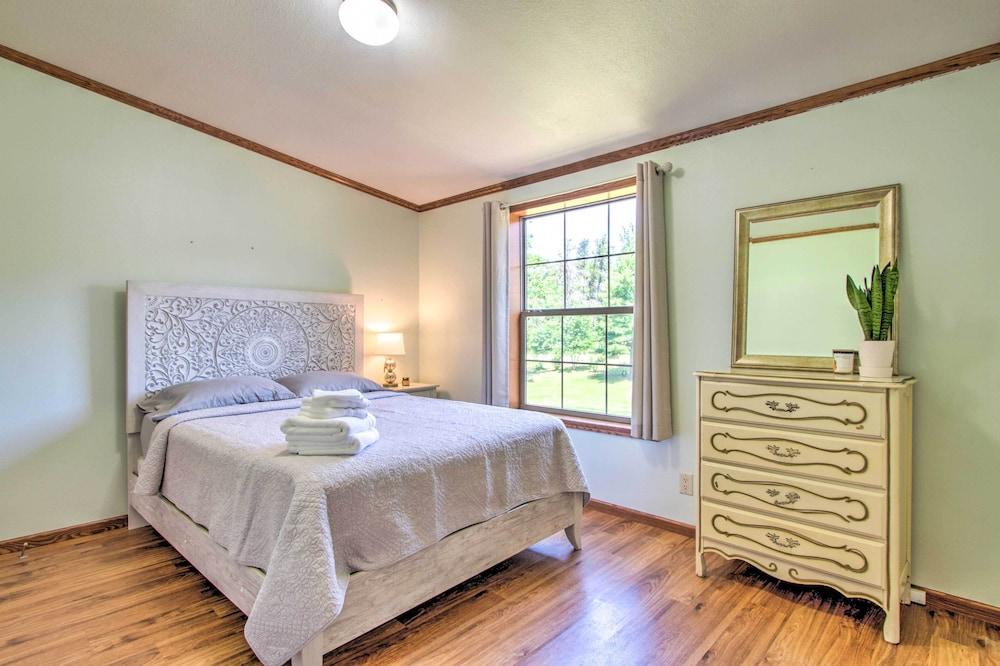 Sunny Wisconsin Dells Apartment w/ Deck & Fire Pit