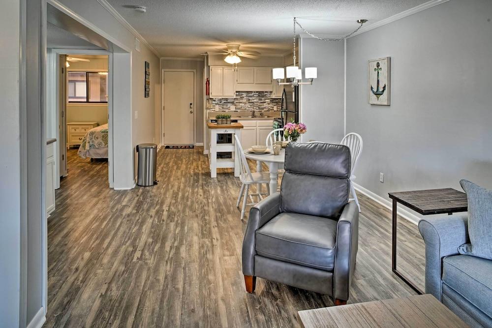 Hilton Head Condo w/ Pool Bar: Walk to Beach!