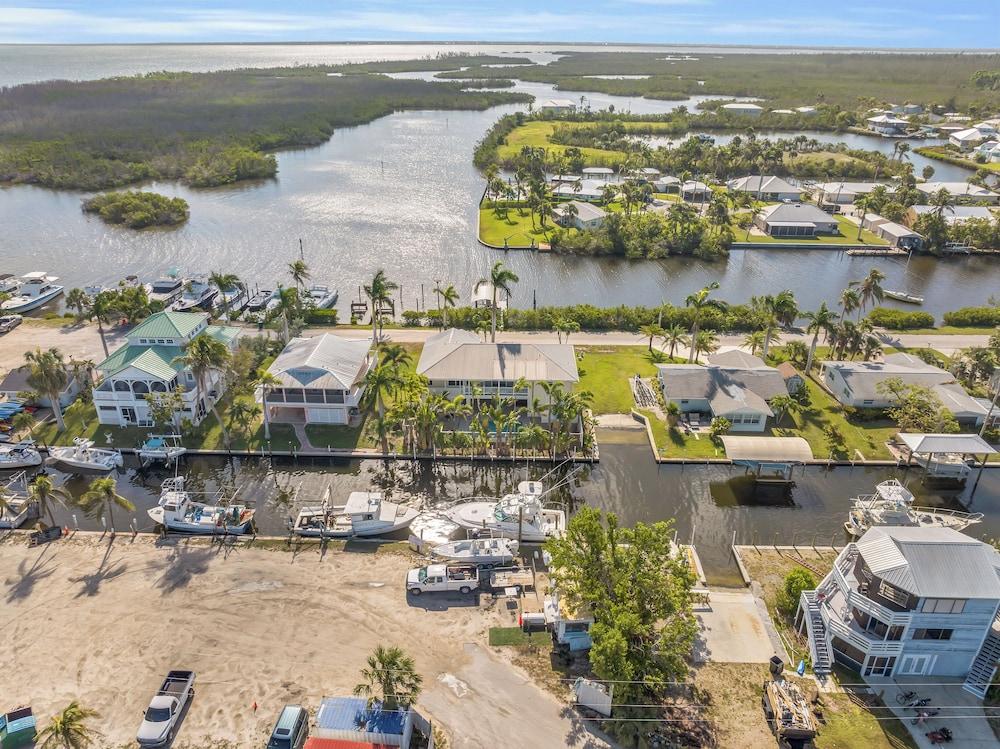 Bokeelia Island Oasis: Waterfront, Private Dock!