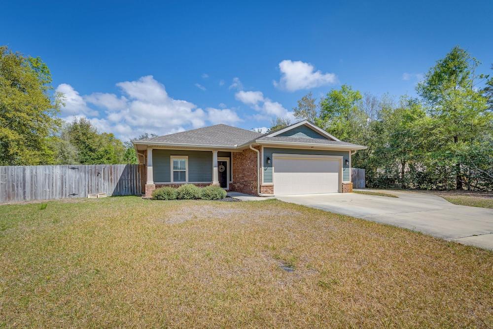 Chic Navarre Getaway w/ Large Yard: 4 Mi to Beach!