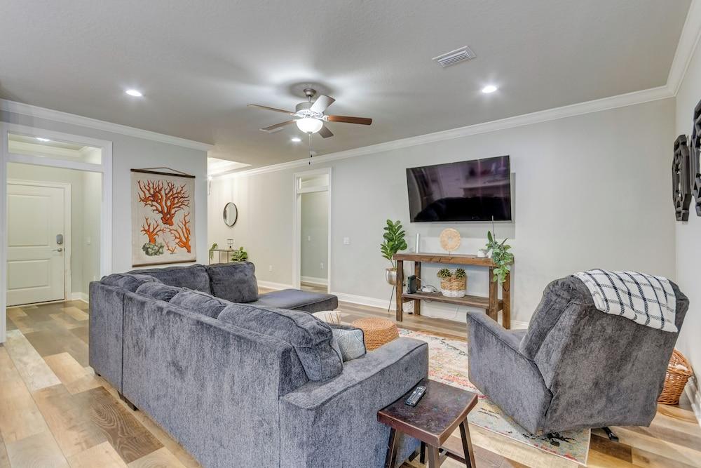 Chic Navarre Getaway w/ Large Yard: 4 Mi to Beach!
