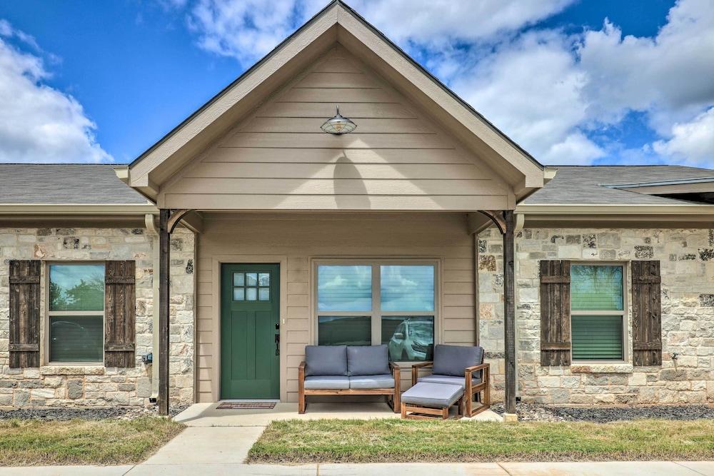 Single-story Condo < 1 Mile From Downtown!