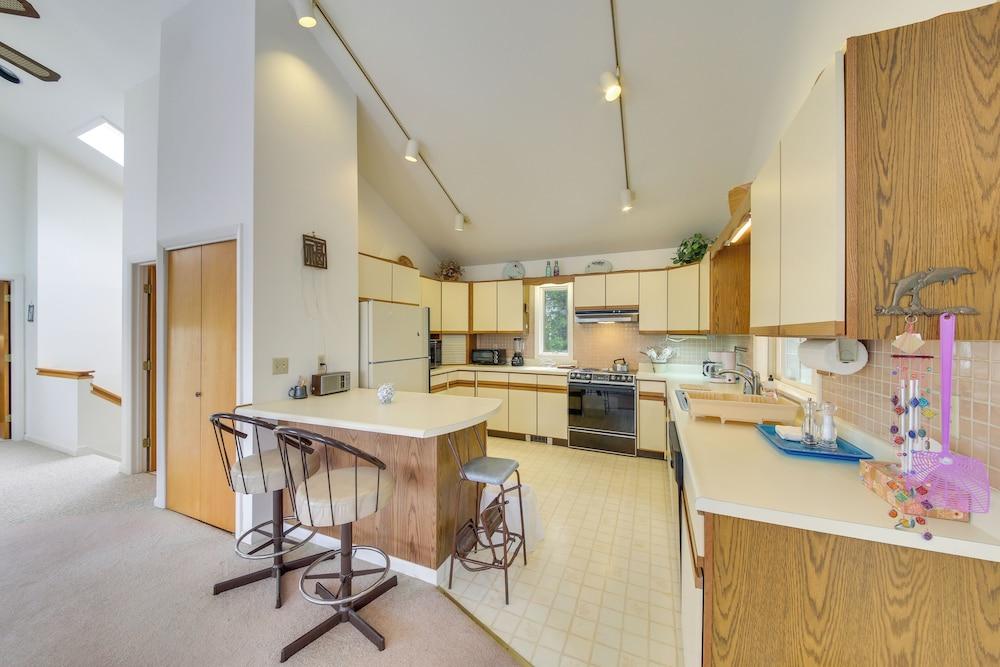 Charming Retreat w/ Deck ~ 4 Mi From Casco Bay!