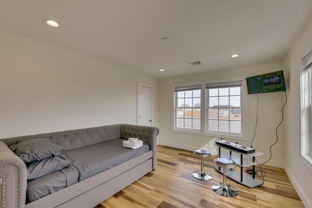 Expansive Long Island Abode: Yard & Balconies!