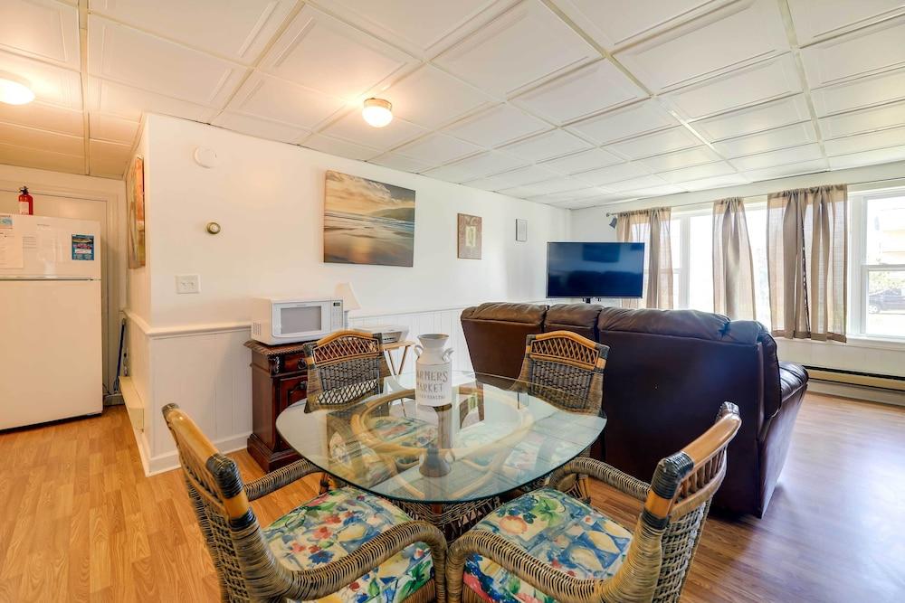 1 Ocean Fun:' Emerald Isle Apt, Steps to Beaches!