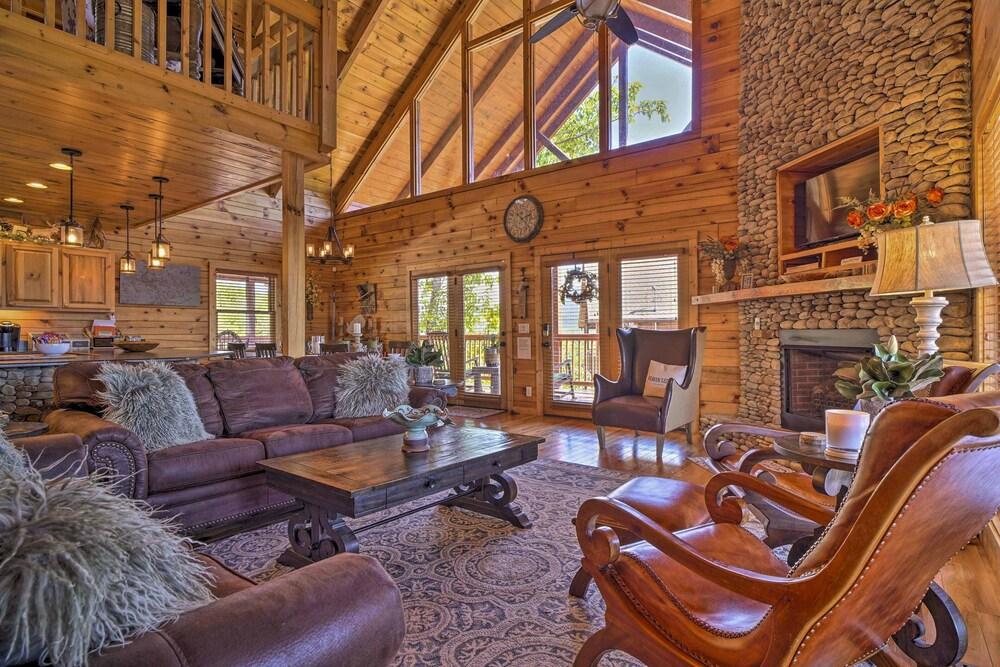 Heavens Edge Luxe Cabin w/ Panoramic Mtn View!