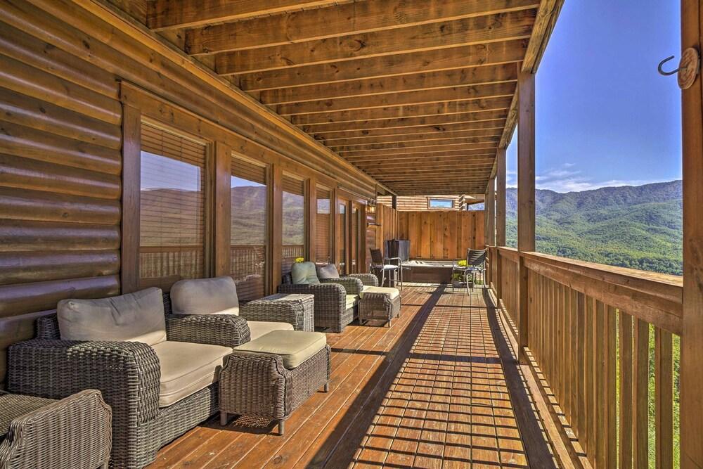 Heavens Edge Luxe Cabin w/ Panoramic Mtn View!