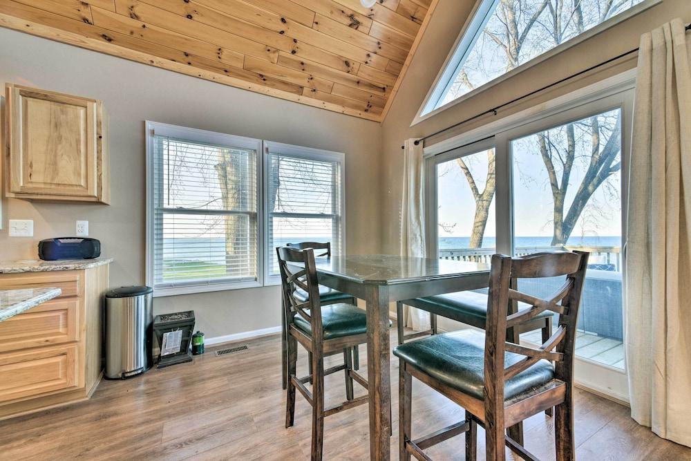 Lakefront Lexington Escape: Steps to Beach!