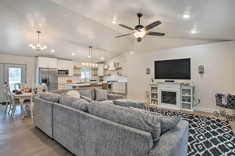 Cozy + Chic Abode ~ 11 Mi to Bloomington Lake