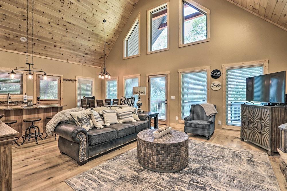 Sevierville Cabin: Deck w/ Foosball & Hot Tub!