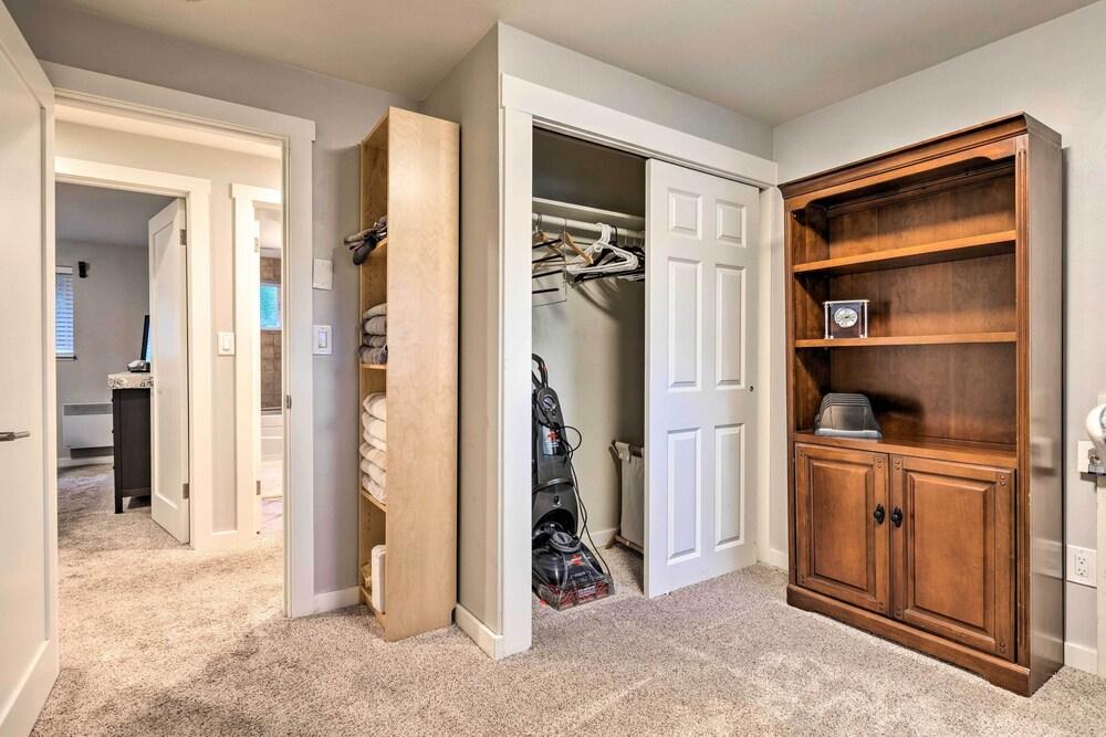 Bright Edmonds Abode w/ Patio & Dining Table!