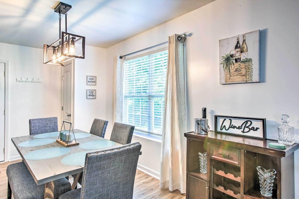 Charming Springfield Escape w/ Furnished Deck