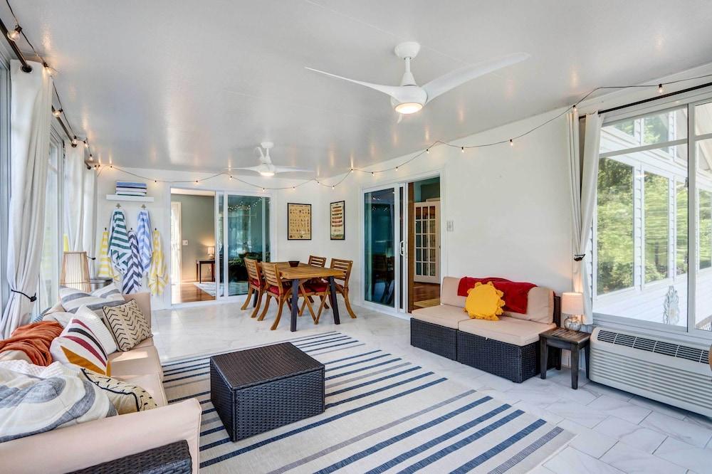 Dock + Kayaks: Lakefront Retreat in Sunrise Beach