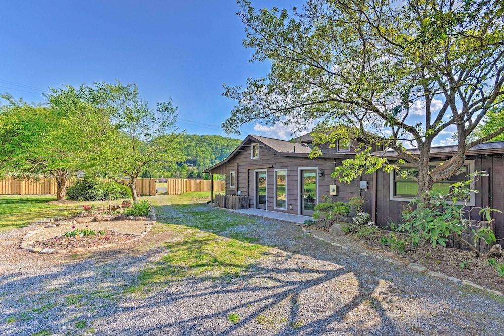 Custom Creekside Cabin 15 Mi From Asheville!