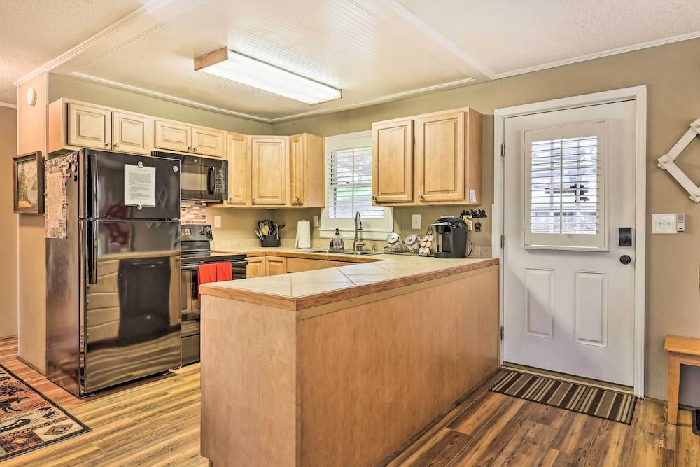 Pet-friendly Condo: Walk to Beech Mtn Resort!