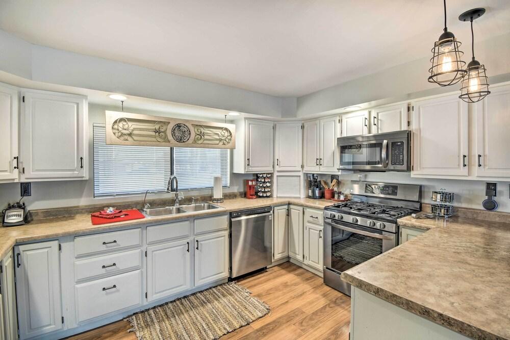 Mississippi River Retreat: Game Room & Deck!