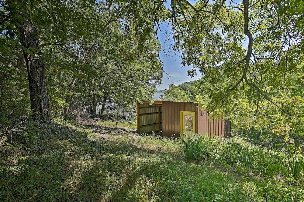 Walk to Tuttle Creek Lake: Secluded Scenic Retreat