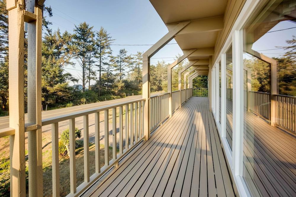 Fishermen's Paradise in Coos Bay: Walk to Beach!