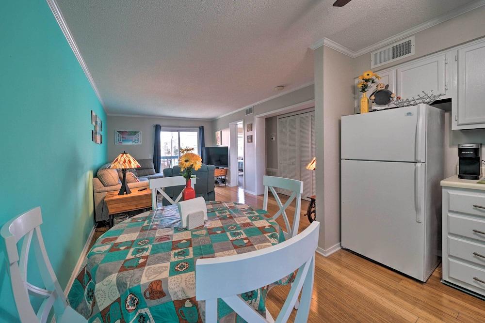 Condo w/ Balcony & Pool: Walk to 2 Beach Accesses!