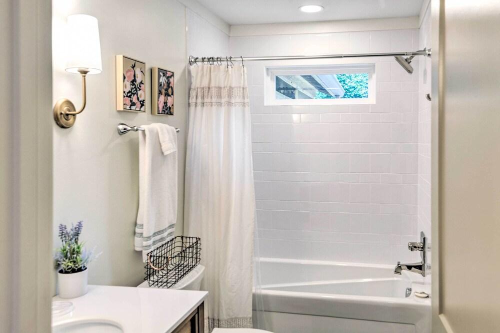 Baxter Hideaway: Screened Porch, Lake Views!