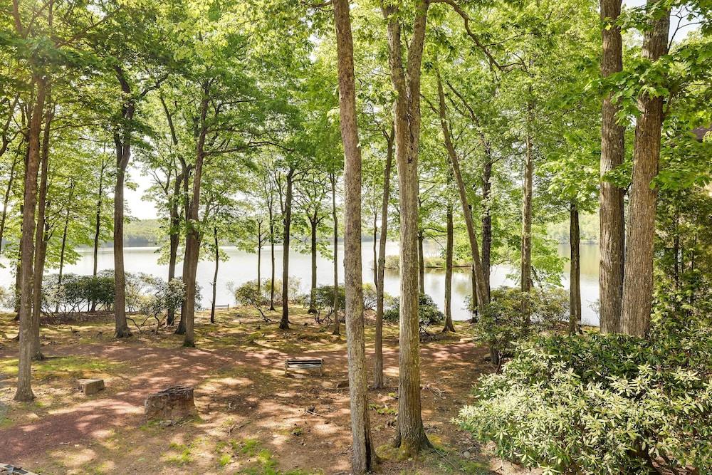 1 Mi to Big Boulder: Lakefront Unit w/ Pool Access