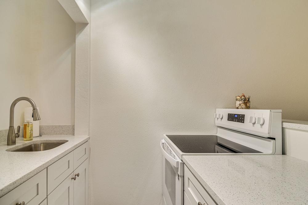 Tropical Pass-a-grille Gem w/ Direct Beach Access!