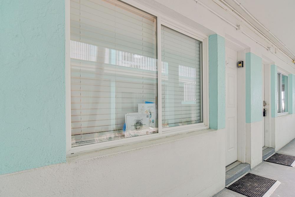 Tropical Pass-a-grille Gem w/ Direct Beach Access!