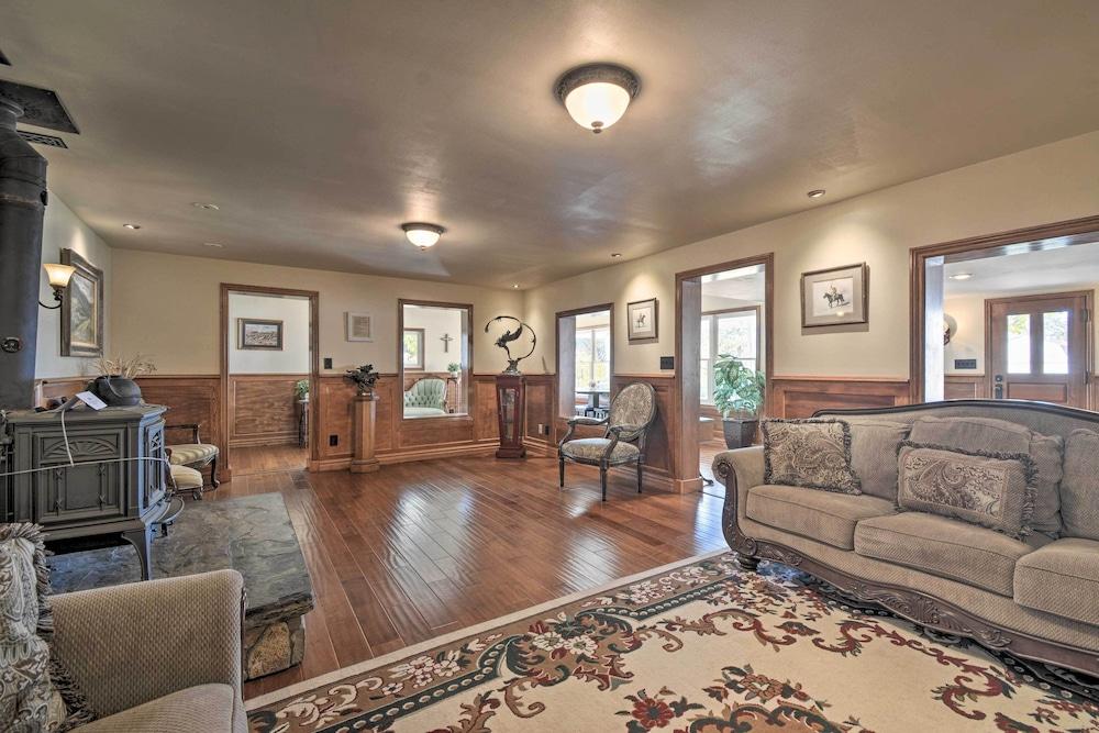 Historic Mariposa Stagecoach Stop w/ Gas Fire Pit!