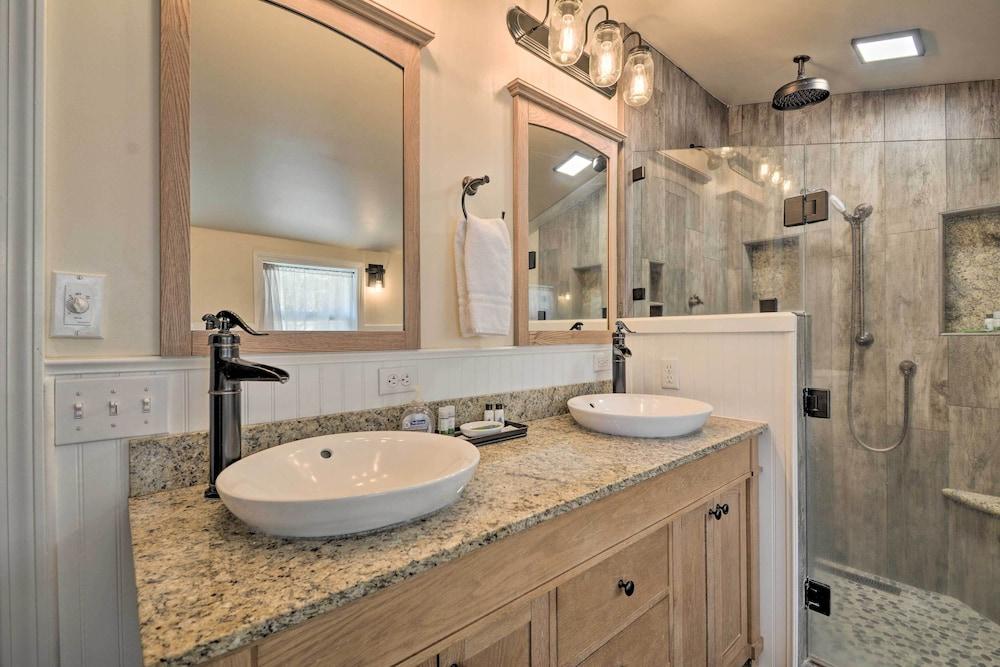 Historic Mariposa Stagecoach Stop w/ Gas Fire Pit!