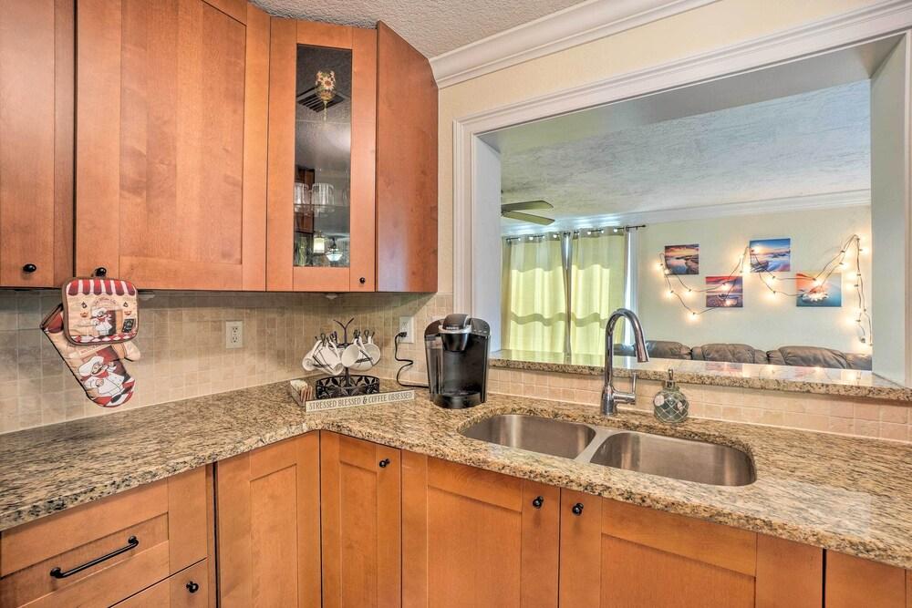 Clearwater Home: Pool Access, 10 Mi to Beach!