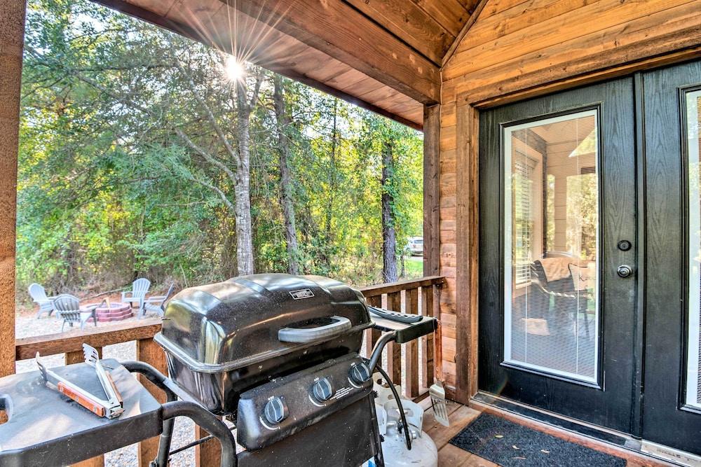 Cabin w/ Fire Pit, 4 Mi. to Broken Bow Lake!