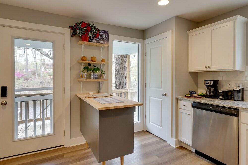 Peaceful Treetop Hideaway w/ Riverfront Views