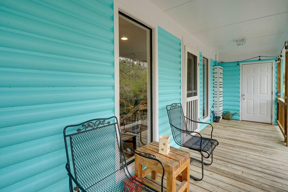 Peaceful Treetop Hideaway w/ Riverfront Views