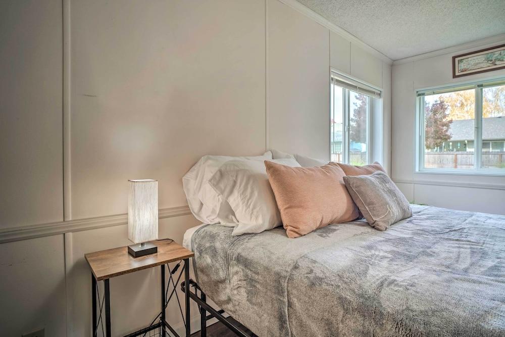 Charming Grants Pass Home w/ Large Backyard!