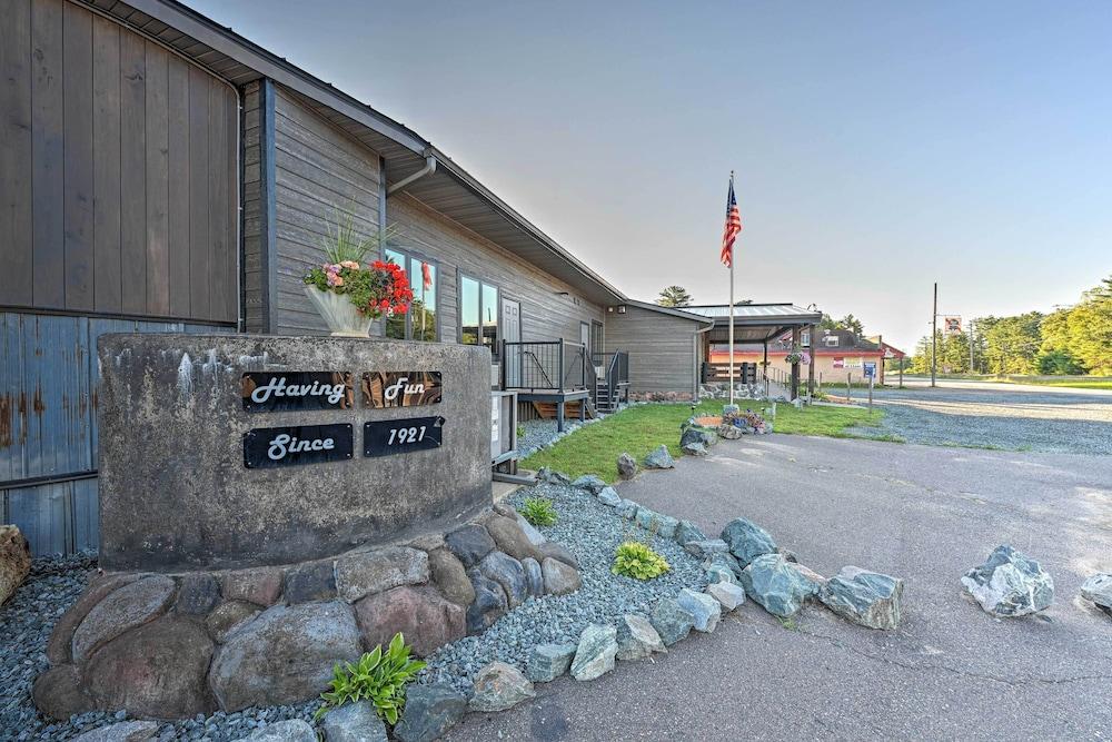 Massive Hatfield 'loon Lodge' w/ Roller Rink