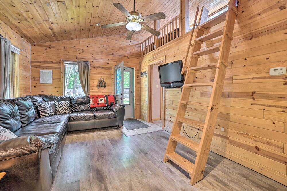 Charming Houghton Lake Cottage w/ Backyard!