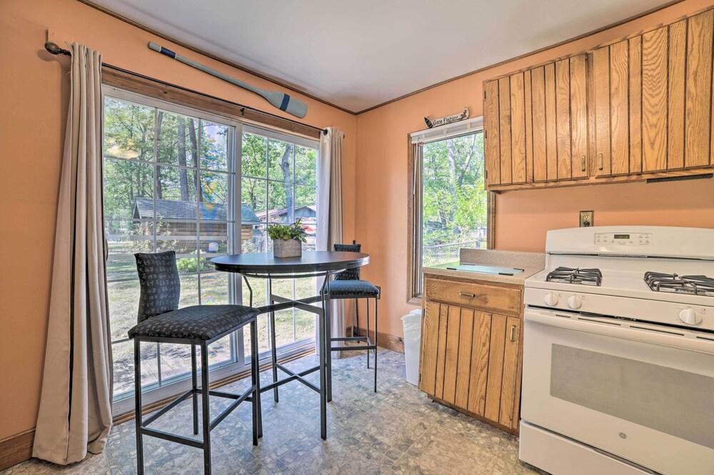 Charming Houghton Lake Cottage w/ Backyard!