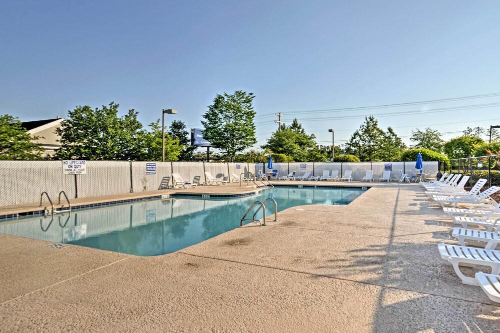 Updated Condo w/ Pool Access by Surfside Beach!