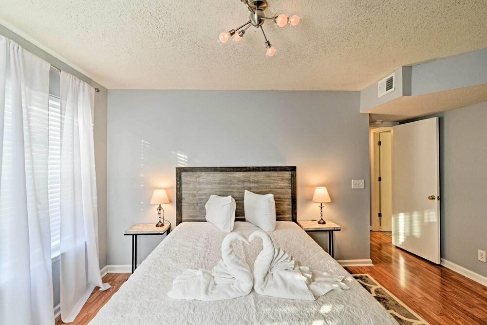 Updated Condo w/ Pool Access by Surfside Beach!