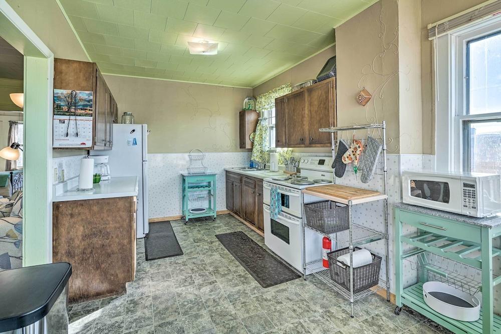 Pet-friendly Downtown Hettinger Apt w/ Yard!