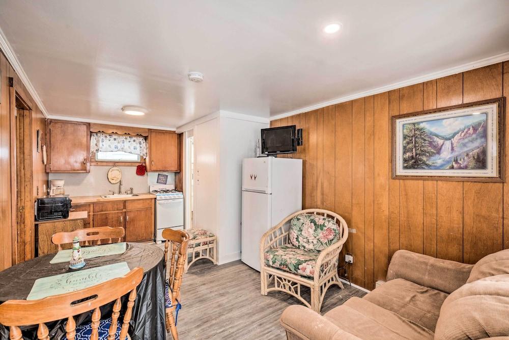 Cozy Hampton Cottage w/ BBQ - Walk to Ocean!