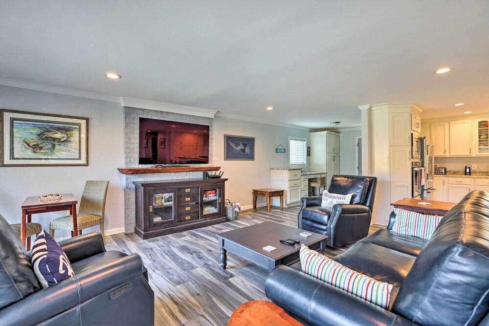 Bright Bonneau Getaway on Lake Moultrie!