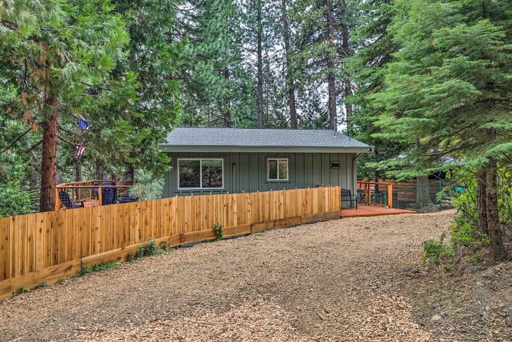 Modern Strawberry Cabin w/ Deck & Fire Pit