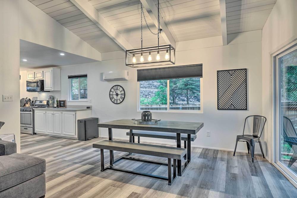 Modern Strawberry Cabin w/ Deck & Fire Pit