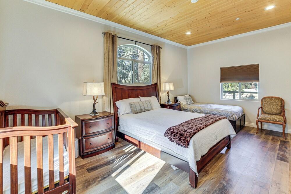 Cozy Pine Mountain Club Cabin w/ Large Deck