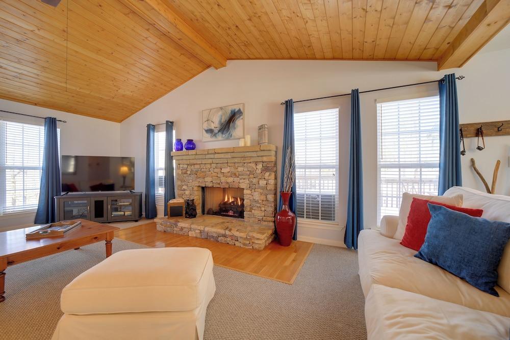 Cozy Sapphire Resort Home w/ Deck & Mountain Views