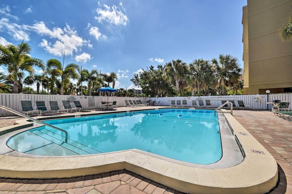 Indian Shores Condo w/ 2 Balconies & Pool Access!