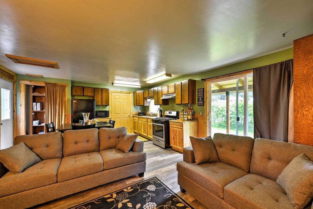 Peaceful, Quiet Seward Apt W/back Yard & Mtn Views