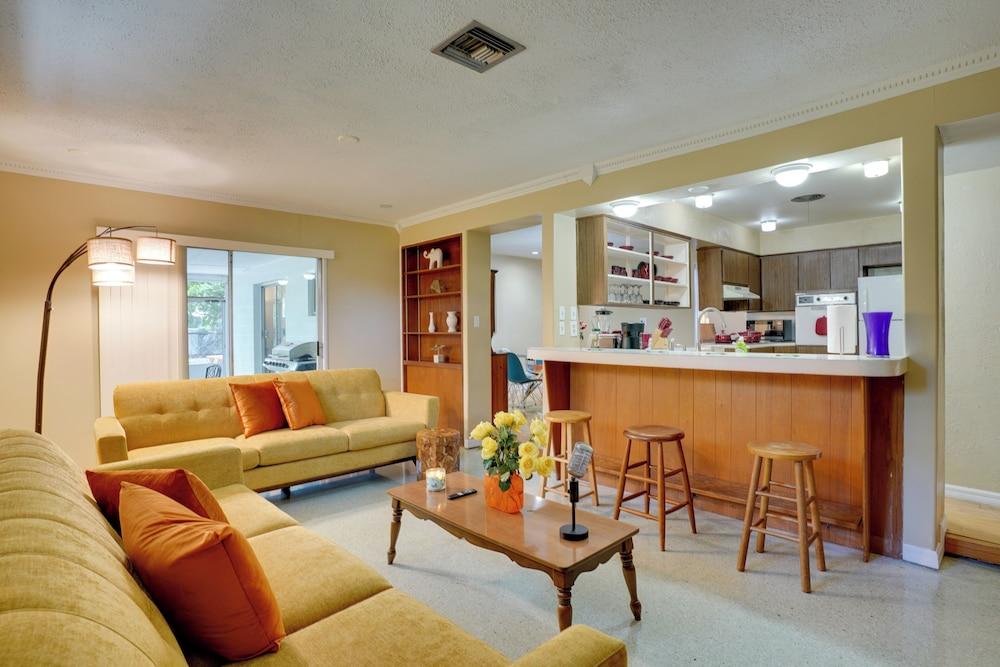 Charming Mid-century House - Just Steps to Lake!