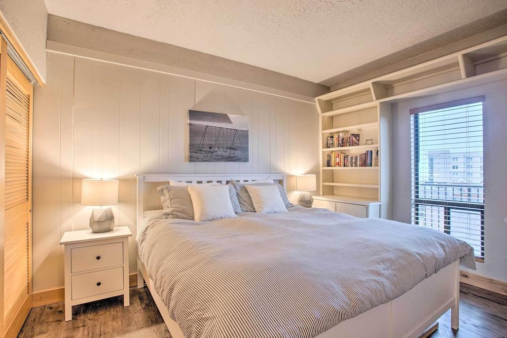 Seaside Condo w/ Pool, Balcony & Beach Access!